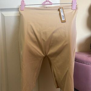 SKIMS Body Hip Shaping Mid Thigh Shorts